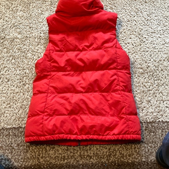 Old Navy women’s Red Puffer Vest with fleece lining. - Picture 3 of 7